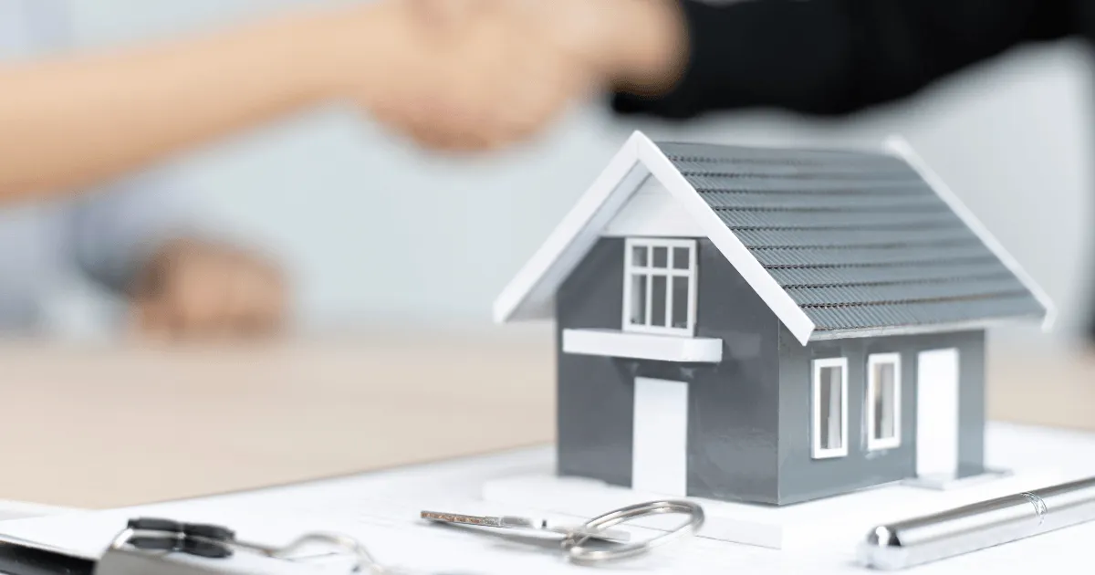 Web para inmobiliaria vs CRM: guia estrategica para captar clientes en 2026