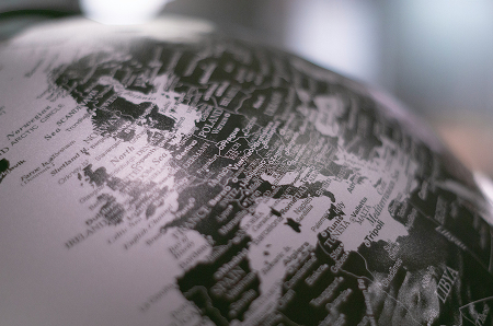 Imagen conceptual de alcance global, con un globo terráqueo en blanco y negro centrado en Europa, simbolizando estrategia internacional y presencia global.