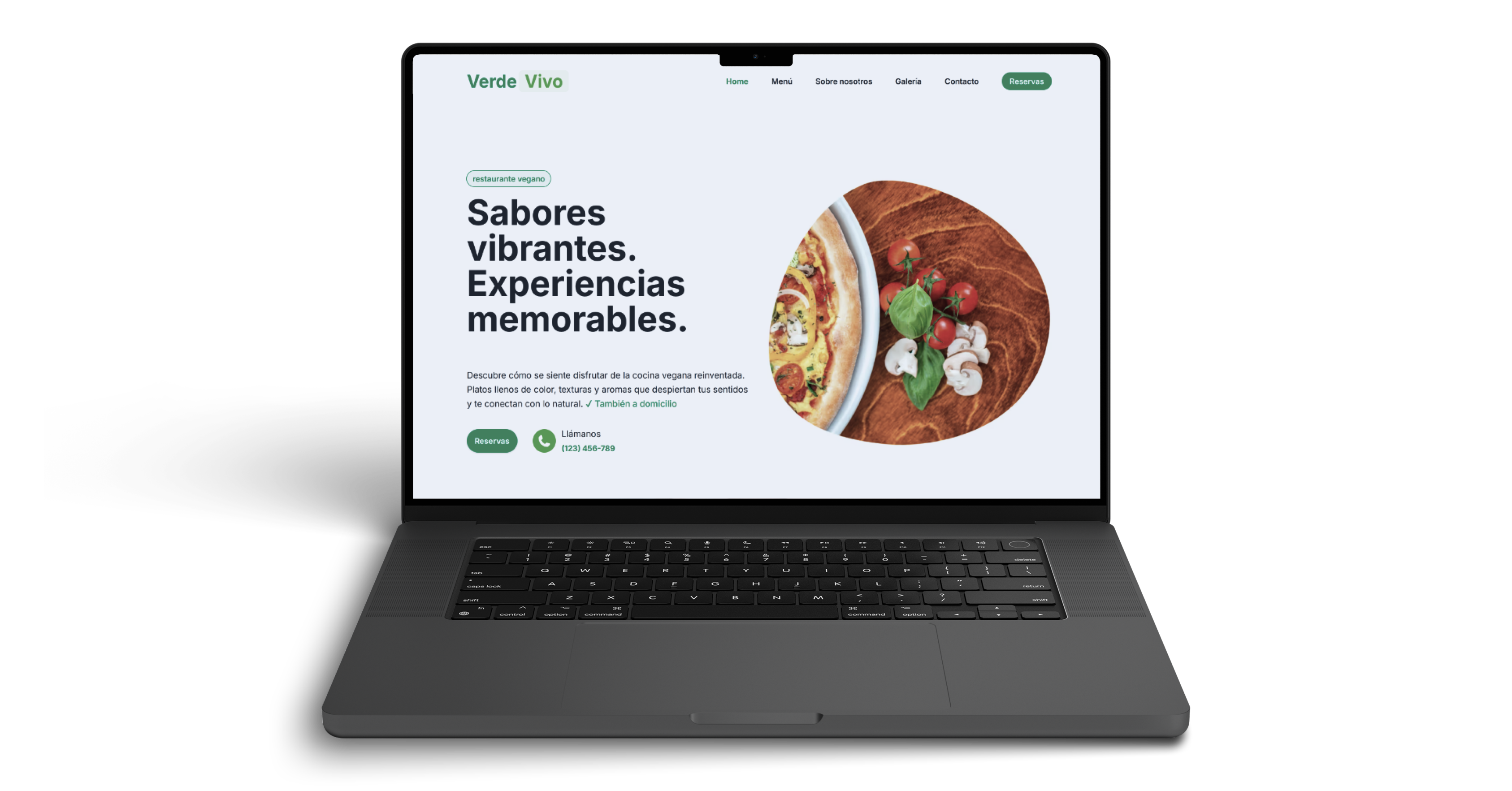 Mockup de una web de ejemplo en la pantalla de un ordenador portatil. 
